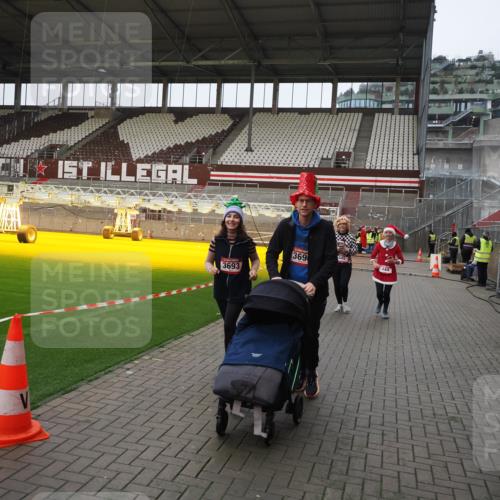 07.12.2025 - St. Pauli X-Mass-Run No. 15 Fabian Wolf http://msf.ph/oto/9425427 07.12.2025 12:14:27 Ziel 444, 445, 451, 454, 457, 3690, 3693 meine-sportfotos.de