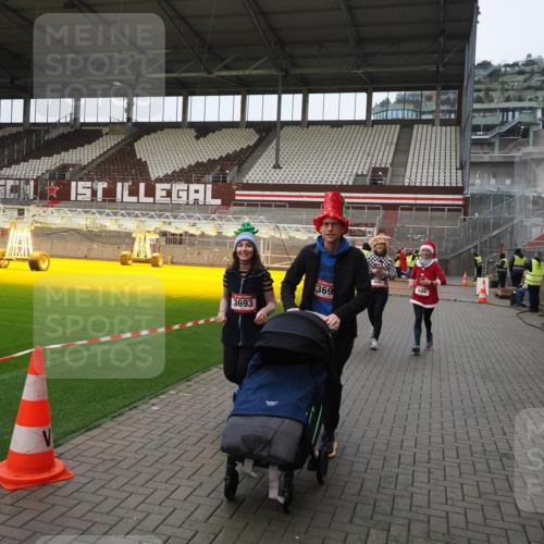 07.12.2025 - St. Pauli X-Mass-Run No. 15 Fabian Wolf http://msf.ph/oto/9425428 07.12.2025 12:14:27 Ziel 444, 445, 451, 454, 457, 3690, 3693 meine-sportfotos.de