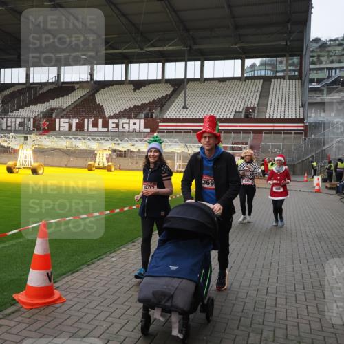 07.12.2025 - St. Pauli X-Mass-Run No. 15 Fabian Wolf http://msf.ph/oto/9425429 07.12.2025 12:14:27 Ziel 444, 445, 451, 454, 457, 3690, 3693 meine-sportfotos.de