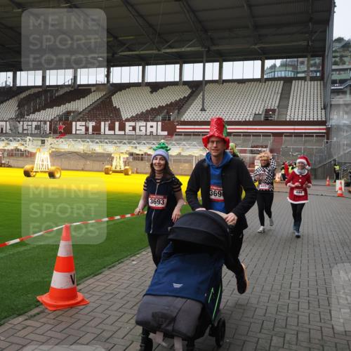 07.12.2025 - St. Pauli X-Mass-Run No. 15 Fabian Wolf http://msf.ph/oto/9425430 07.12.2025 12:14:27 Ziel 444, 445, 451, 454, 457, 3690, 3693 meine-sportfotos.de