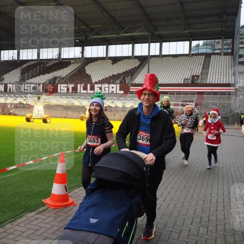07.12.2025 - St. Pauli X-Mass-Run No. 15 Fabian Wolf http://msf.ph/oto/9425432 07.12.2025 12:14:28 Ziel 444, 445, 451, 454, 457, 3690, 3693 meine-sportfotos.de
