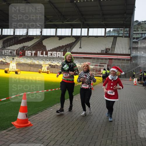 07.12.2025 - St. Pauli X-Mass-Run No. 15 Fabian Wolf http://msf.ph/oto/9425434 07.12.2025 12:14:29 Ziel 444, 445, 451, 454, 457, 3690, 3693 meine-sportfotos.de
