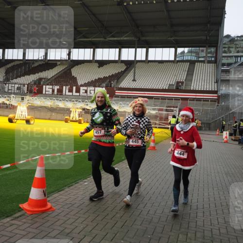07.12.2025 - St. Pauli X-Mass-Run No. 15 Fabian Wolf http://msf.ph/oto/9425435 07.12.2025 12:14:29 Ziel 444, 445, 451, 454, 457, 3690, 3693 meine-sportfotos.de