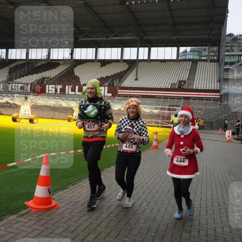 07.12.2025 - St. Pauli X-Mass-Run No. 15 Fabian Wolf http://msf.ph/oto/9425436 07.12.2025 12:14:29 Ziel 444, 445, 451, 454, 457, 3690, 3693 meine-sportfotos.de