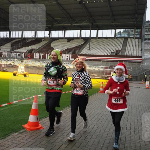 07.12.2025 - St. Pauli X-Mass-Run No. 15 Fabian Wolf http://msf.ph/oto/9425437 07.12.2025 12:14:29 Ziel 444, 445, 451, 454, 457, 3690, 3693 meine-sportfotos.de