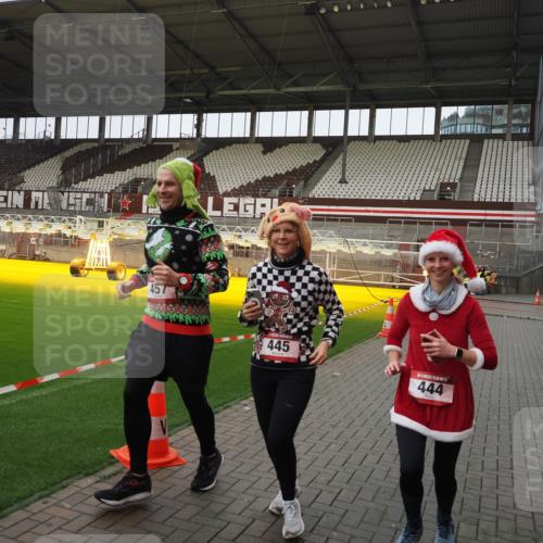 07.12.2025 - St. Pauli X-Mass-Run No. 15 Fabian Wolf http://msf.ph/oto/9425438 07.12.2025 12:14:30 Ziel 444, 445, 451, 454, 457, 3690, 3693 meine-sportfotos.de