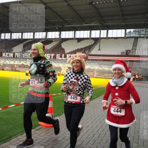 07.12.2025 - St. Pauli X-Mass-Run No. 15 Fabian Wolf http://msf.ph/oto/9425439 07.12.2025 12:14:30 Ziel 444, 445, 451, 454, 457, 3690, 3693 meine-sportfotos.de