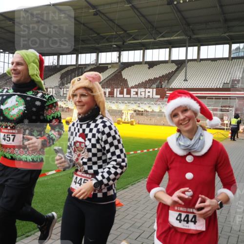 07.12.2025 - St. Pauli X-Mass-Run No. 15 Fabian Wolf http://msf.ph/oto/9425441 07.12.2025 12:14:30 Ziel 444, 445, 451, 454, 457, 3690, 3693 meine-sportfotos.de