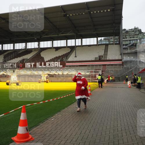 07.12.2025 - St. Pauli X-Mass-Run No. 15 Fabian Wolf http://msf.ph/oto/9425445 07.12.2025 12:14:51 Ziel  meine-sportfotos.de