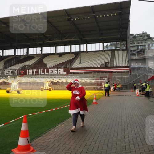 07.12.2025 - St. Pauli X-Mass-Run No. 15 Fabian Wolf http://msf.ph/oto/9425447 07.12.2025 12:14:52 Ziel  meine-sportfotos.de