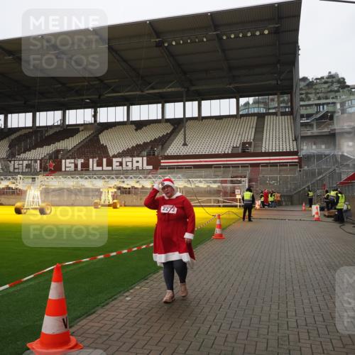 07.12.2025 - St. Pauli X-Mass-Run No. 15 Fabian Wolf http://msf.ph/oto/9425448 07.12.2025 12:14:52 Ziel  meine-sportfotos.de