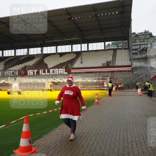 07.12.2025 - St. Pauli X-Mass-Run No. 15 Fabian Wolf http://msf.ph/oto/9425449 07.12.2025 12:14:53 Ziel  meine-sportfotos.de