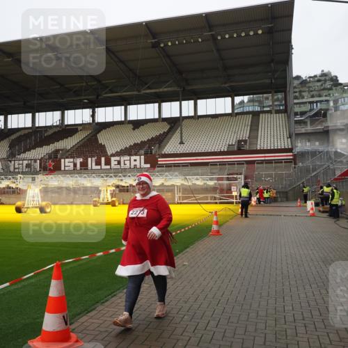 07.12.2025 - St. Pauli X-Mass-Run No. 15 Fabian Wolf http://msf.ph/oto/9425450 07.12.2025 12:14:53 Ziel  meine-sportfotos.de
