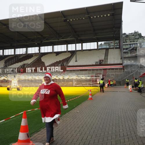 07.12.2025 - St. Pauli X-Mass-Run No. 15 Fabian Wolf http://msf.ph/oto/9425451 07.12.2025 12:14:54 Ziel  meine-sportfotos.de