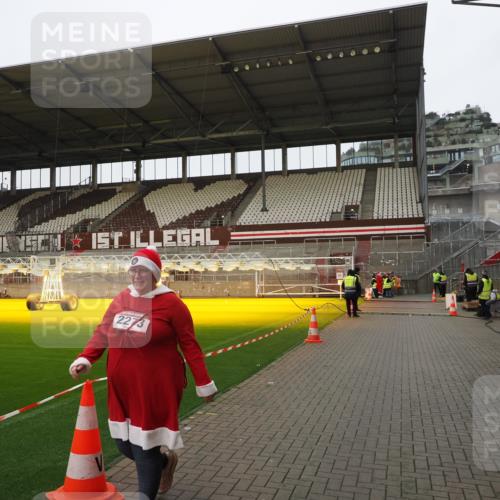 07.12.2025 - St. Pauli X-Mass-Run No. 15 Fabian Wolf http://msf.ph/oto/9425452 07.12.2025 12:14:54 Ziel  meine-sportfotos.de