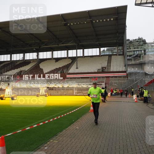 07.12.2025 - St. Pauli X-Mass-Run No. 15 Fabian Wolf http://msf.ph/oto/9425454 07.12.2025 12:15:10 Ziel 3712 meine-sportfotos.de