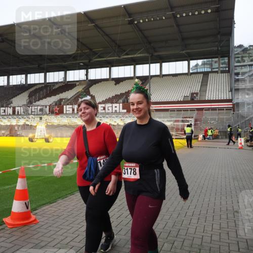 07.12.2025 - St. Pauli X-Mass-Run No. 15 Fabian Wolf http://msf.ph/oto/9425470 07.12.2025 12:15:29 Ziel 3142, 3178 meine-sportfotos.de