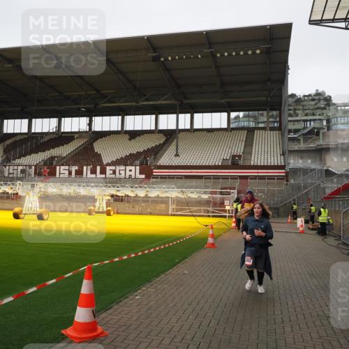 07.12.2025 - St. Pauli X-Mass-Run No. 15 Fabian Wolf http://msf.ph/oto/9425474 07.12.2025 12:16:00 Ziel  meine-sportfotos.de