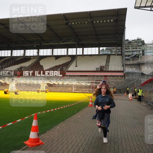 07.12.2025 - St. Pauli X-Mass-Run No. 15 Fabian Wolf http://msf.ph/oto/9425476 07.12.2025 12:16:01 Ziel  meine-sportfotos.de