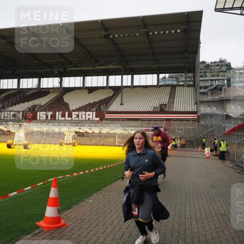 07.12.2025 - St. Pauli X-Mass-Run No. 15 Fabian Wolf http://msf.ph/oto/9425478 07.12.2025 12:16:01 Ziel  meine-sportfotos.de