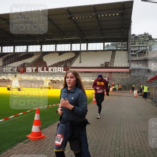 07.12.2025 - St. Pauli X-Mass-Run No. 15 Fabian Wolf http://msf.ph/oto/9425480 07.12.2025 12:16:01 Ziel  meine-sportfotos.de