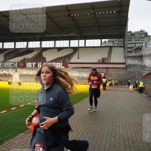 07.12.2025 - St. Pauli X-Mass-Run No. 15 Fabian Wolf http://msf.ph/oto/9425481 07.12.2025 12:16:02 Ziel  meine-sportfotos.de