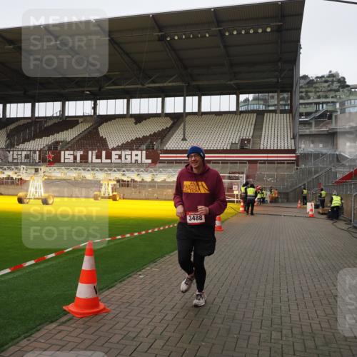 07.12.2025 - St. Pauli X-Mass-Run No. 15 Fabian Wolf http://msf.ph/oto/9425482 07.12.2025 12:16:02 Ziel  meine-sportfotos.de