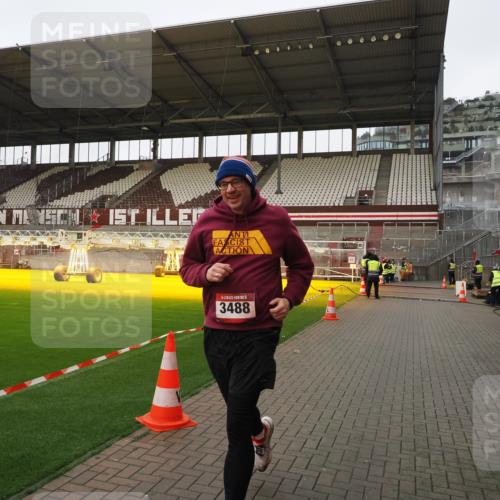 07.12.2025 - St. Pauli X-Mass-Run No. 15 Fabian Wolf http://msf.ph/oto/9425485 07.12.2025 12:16:03 Ziel  meine-sportfotos.de