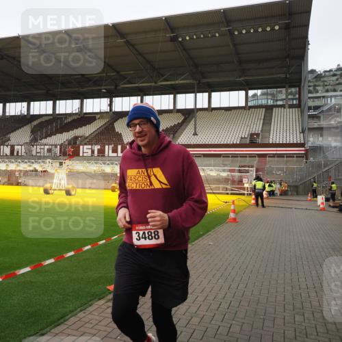 07.12.2025 - St. Pauli X-Mass-Run No. 15 Fabian Wolf http://msf.ph/oto/9425486 07.12.2025 12:16:03 Ziel  meine-sportfotos.de