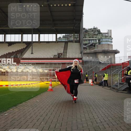 07.12.2025 - St. Pauli X-Mass-Run No. 15 Fabian Wolf http://msf.ph/oto/9425489 07.12.2025 12:16:25 Ziel 1883 meine-sportfotos.de