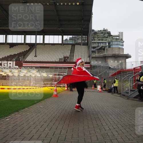 07.12.2025 - St. Pauli X-Mass-Run No. 15 Fabian Wolf http://msf.ph/oto/9425491 07.12.2025 12:16:26 Ziel 1883 meine-sportfotos.de