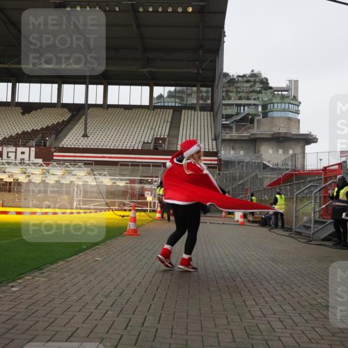 07.12.2025 - St. Pauli X-Mass-Run No. 15 Fabian Wolf http://msf.ph/oto/9425492 07.12.2025 12:16:26 Ziel 1883 meine-sportfotos.de