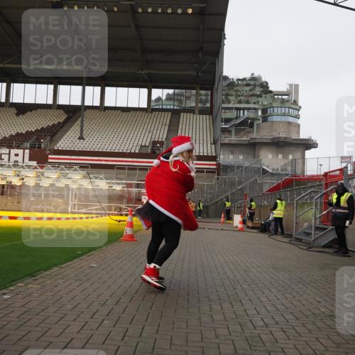 07.12.2025 - St. Pauli X-Mass-Run No. 15 Fabian Wolf http://msf.ph/oto/9425495 07.12.2025 12:16:27 Ziel 1883 meine-sportfotos.de