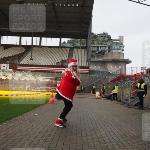 07.12.2025 - St. Pauli X-Mass-Run No. 15 Fabian Wolf http://msf.ph/oto/9425496 07.12.2025 12:16:27 Ziel 1883 meine-sportfotos.de