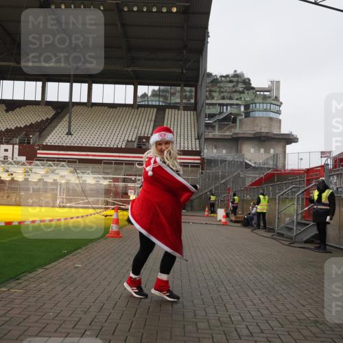 07.12.2025 - St. Pauli X-Mass-Run No. 15 Fabian Wolf http://msf.ph/oto/9425497 07.12.2025 12:16:27 Ziel 1883 meine-sportfotos.de