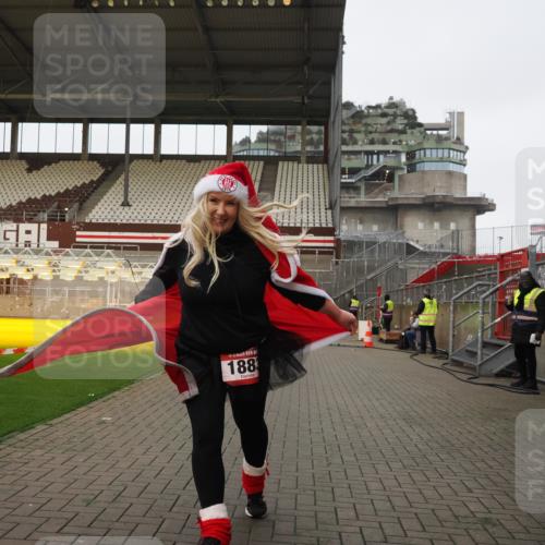 07.12.2025 - St. Pauli X-Mass-Run No. 15 Fabian Wolf http://msf.ph/oto/9425499 07.12.2025 12:16:28 Ziel 1883 meine-sportfotos.de