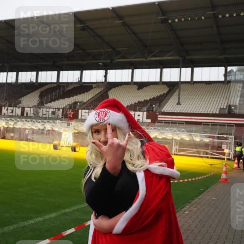 07.12.2025 - St. Pauli X-Mass-Run No. 15 Fabian Wolf http://msf.ph/oto/9425514 07.12.2025 12:16:31 Ziel 1883 meine-sportfotos.de