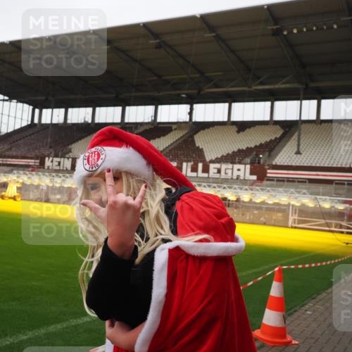 07.12.2025 - St. Pauli X-Mass-Run No. 15 Fabian Wolf http://msf.ph/oto/9425515 07.12.2025 12:16:31 Ziel 1883 meine-sportfotos.de