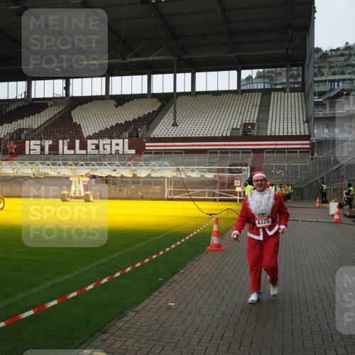 07.12.2025 - St. Pauli X-Mass-Run No. 15 Fabian Wolf http://msf.ph/oto/9425523 07.12.2025 12:17:03 Ziel 4325 meine-sportfotos.de
