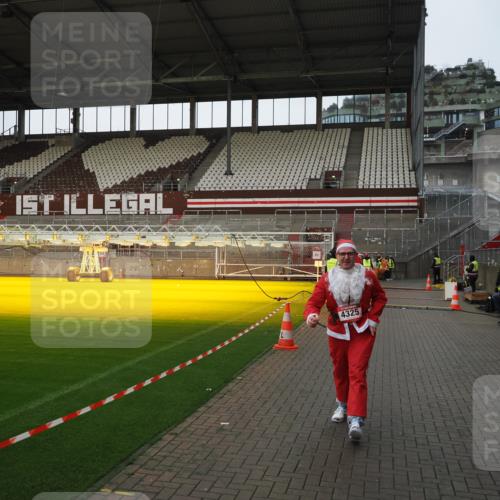 07.12.2025 - St. Pauli X-Mass-Run No. 15 Fabian Wolf http://msf.ph/oto/9425524 07.12.2025 12:17:04 Ziel 4325 meine-sportfotos.de