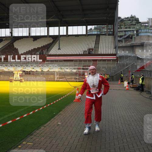 07.12.2025 - St. Pauli X-Mass-Run No. 15 Fabian Wolf http://msf.ph/oto/9425525 07.12.2025 12:17:04 Ziel 4325 meine-sportfotos.de