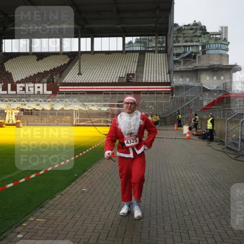 07.12.2025 - St. Pauli X-Mass-Run No. 15 Fabian Wolf http://msf.ph/oto/9425526 07.12.2025 12:17:04 Ziel 4325 meine-sportfotos.de
