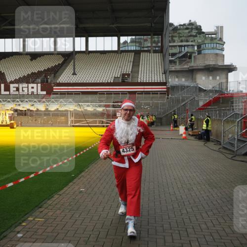 07.12.2025 - St. Pauli X-Mass-Run No. 15 Fabian Wolf http://msf.ph/oto/9425527 07.12.2025 12:17:05 Ziel 4325 meine-sportfotos.de