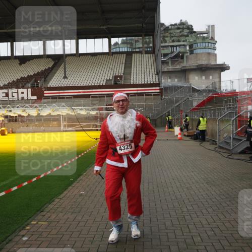 07.12.2025 - St. Pauli X-Mass-Run No. 15 Fabian Wolf http://msf.ph/oto/9425528 07.12.2025 12:17:05 Ziel 4325 meine-sportfotos.de