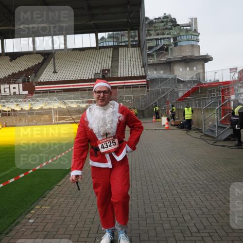 07.12.2025 - St. Pauli X-Mass-Run No. 15 Fabian Wolf http://msf.ph/oto/9425529 07.12.2025 12:17:05 Ziel 4325 meine-sportfotos.de