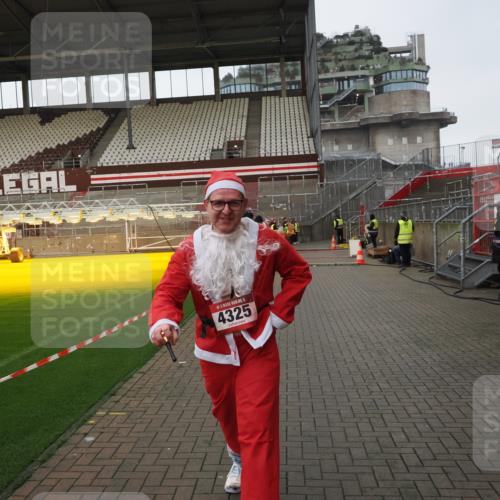 07.12.2025 - St. Pauli X-Mass-Run No. 15 Fabian Wolf http://msf.ph/oto/9425530 07.12.2025 12:17:06 Ziel 4325 meine-sportfotos.de
