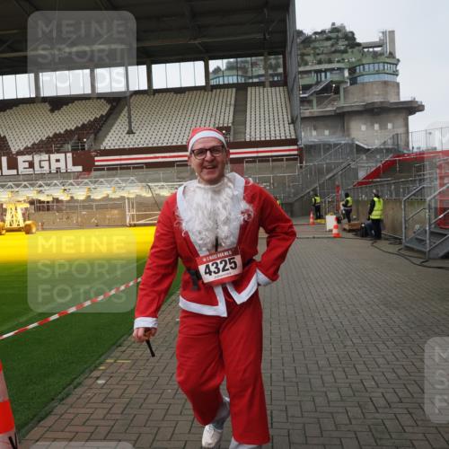 07.12.2025 - St. Pauli X-Mass-Run No. 15 Fabian Wolf http://msf.ph/oto/9425531 07.12.2025 12:17:06 Ziel 4325 meine-sportfotos.de