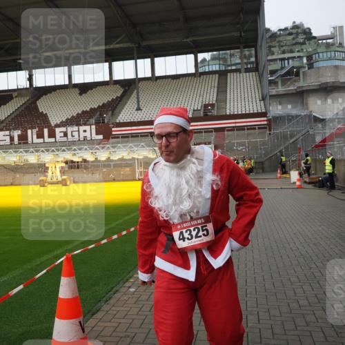 07.12.2025 - St. Pauli X-Mass-Run No. 15 Fabian Wolf http://msf.ph/oto/9425532 07.12.2025 12:17:06 Ziel 4325 meine-sportfotos.de