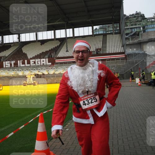 07.12.2025 - St. Pauli X-Mass-Run No. 15 Fabian Wolf http://msf.ph/oto/9425533 07.12.2025 12:17:06 Ziel 4325 meine-sportfotos.de