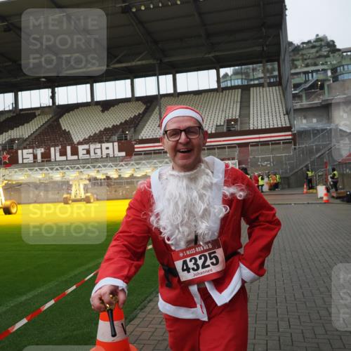 07.12.2025 - St. Pauli X-Mass-Run No. 15 Fabian Wolf http://msf.ph/oto/9425534 07.12.2025 12:17:07 Ziel 4325 meine-sportfotos.de